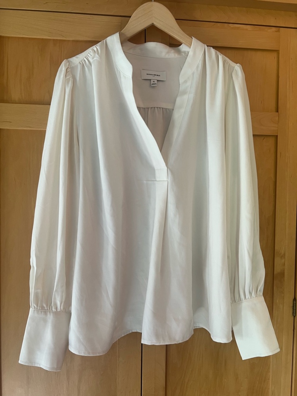 Banana Republic Women’s Crepe Volume-Sleeve Ivory V-Neck Blouse XL